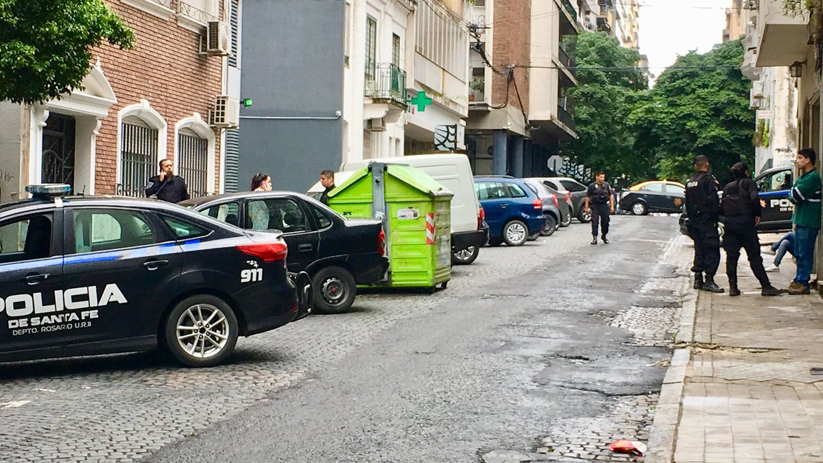 ABCfilmaciones's tweet photo. EN VIVO #Rosario 
AHORA San Martín y Urquiza...
Encuentran a una chica que se escapó de un prostíbulo...
Se encuentra drogada...Dice ser de Gualeguay... https://t.co/8qT2zHnF5Z