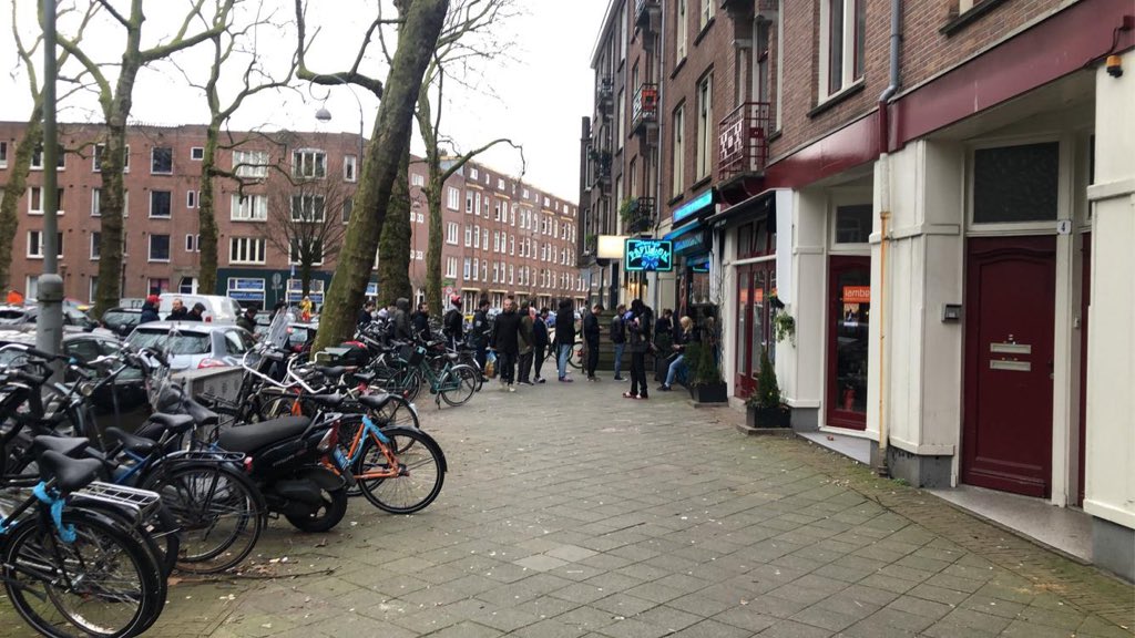 DimitriKoopman's tweet image. ⛔️ Horeca, sportclubs, seksclubs en ook coffeeshops moeten om 18:00 uur de deuren sluiten.

Het hamsteren bij deze coffeeshop in Amsterdam is begonnen! 

#CoronavirusNL #LockdownNL