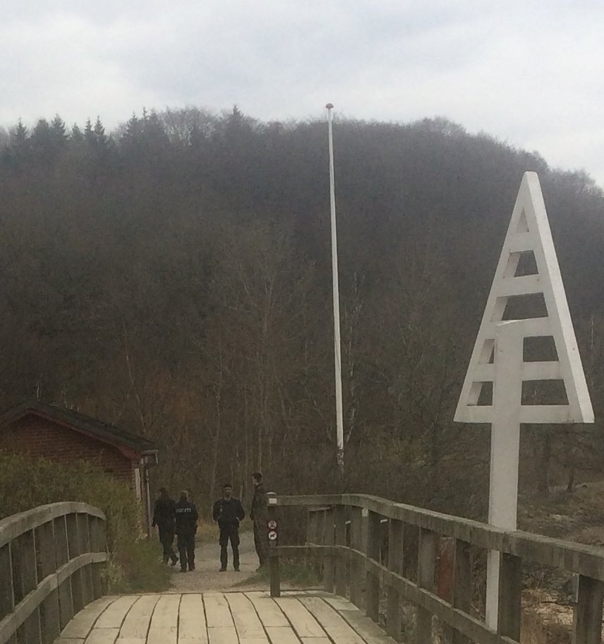 jolly_carlo's tweet photo. Sogar am kleinsten #deutschdänisch|en #Grenzübergang #Schusterkate bei #Flensburg patrouillieren heute Nachmittag zeitweise vier dänische Polizisten vor der kleinen Holzbrücke. #COVID19 #Corona #BleibtZuhause https://t.co/H7t8G0eobH