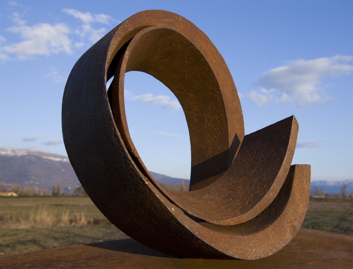 Beverly Pepper (EEUU. 1922-2020)La hemos perdido hace un mes, pero ha dejado una obra impresionante, por tamaño, por la dureza de sus materiales que sib embargo logró moldear para que sean elegantes y ligeros.Comenzó sus estudios en NYC aún siendo adolescente.