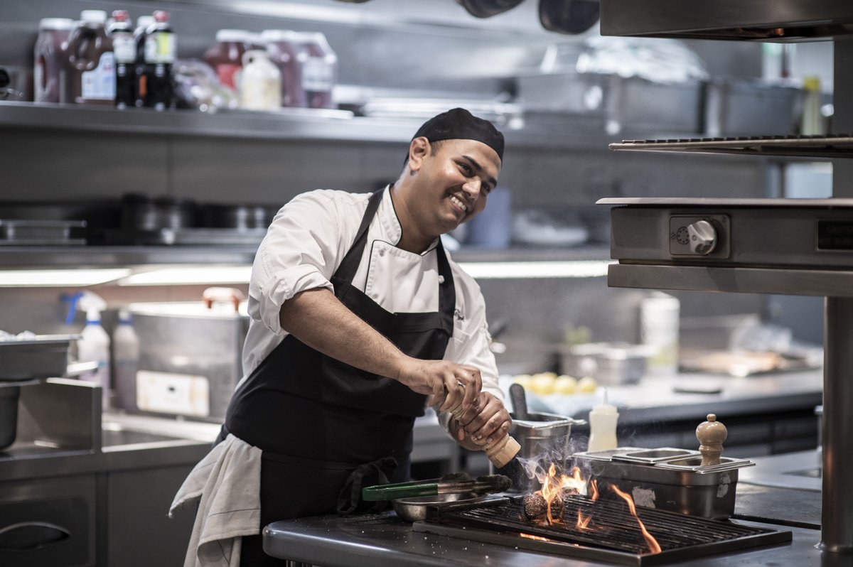 LLHCareers's tweet photo. We are looking for a talented and passionate Demi Chef de Partie/Chef de Partie that would like to join our Kitchen team. 

If you have the desire to challenge yourself in a busy kitchen and showcase your culinary skills, apply today!
https://t.co/XNVIj3L7i3

#thelandmarklondon https://t.co/wHOXDMaaTu