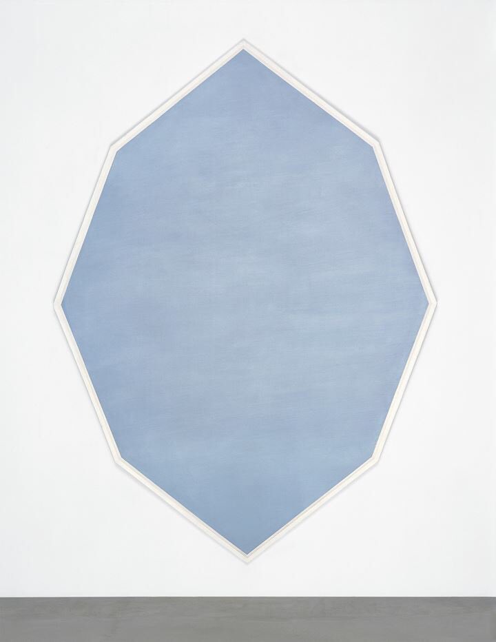 Mary Corse (EEUU. 1945)Con un trabajo muy centrado formalmente en la materialidad-inmaterilidad, esta artista explora otras cosas: la memoria, lo pasajero.Artista formada y muy interesada en el expresionismo abstracto y en la obra de Joseph Albers.