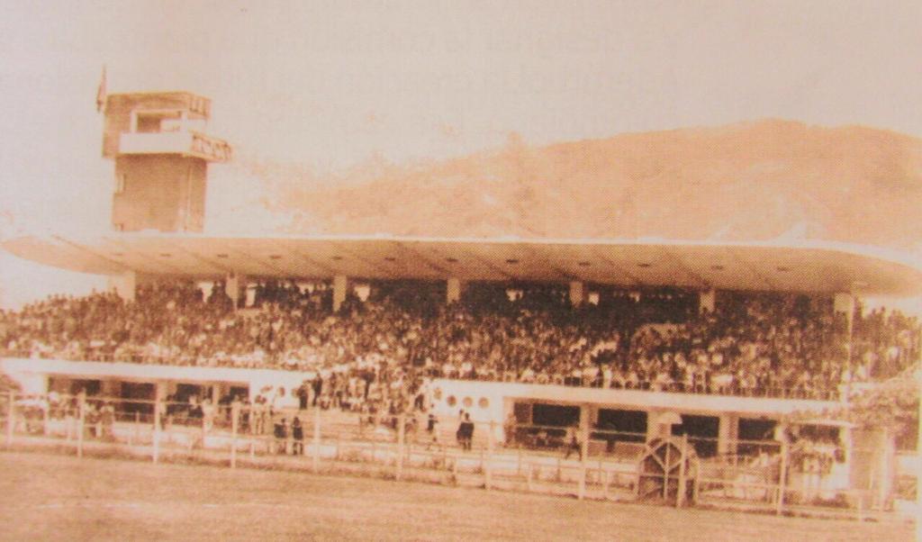 FlashbackFpc's tweet photo. Estadio Hipódromo San Fernando de Itagüí, en este escenario se jugó el primer partido de Fútbol Profesional Colombiano el día 15 de agosto de 1948.
#futbolcolombiano #futbolcolombia #ligabetplaydimayor #ligabetplay #torneobetplay #ligabetplayxwin #dimayor #flashbackfpc https://t.co/mLxxgJpKib