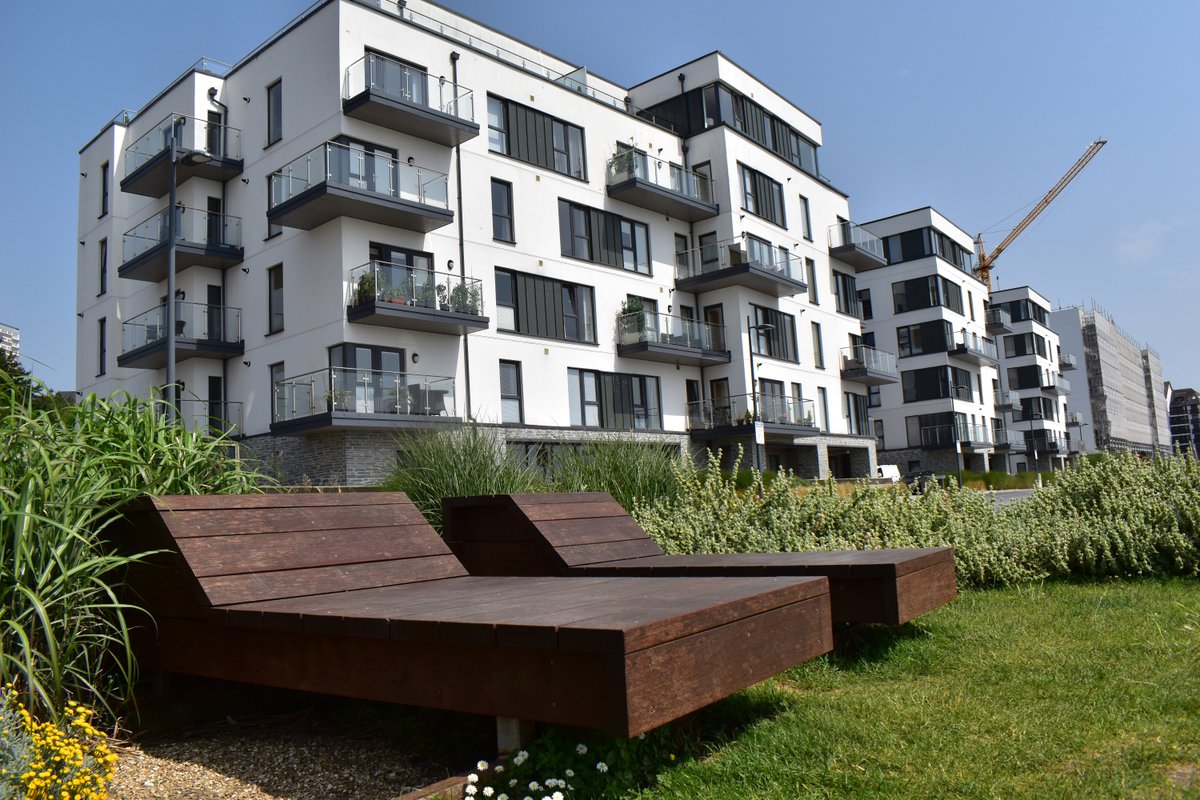 QUADRANT WHARF
🏠 1, 2 &amp; 3 bed properties available 
🚌 Excellent travel links
🌊 Waterside living
Discover more about life in #Millbay, a development by the English Cities Fund ➡️ quadrantwharf.co.uk/properties/