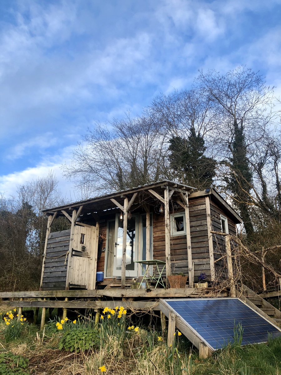 AdamDKnight's tweet image. With #AAS2020 cancelled and London going #covidcrazy, I am social distancing in style halfway up a mountain in Wales for the next week. No internet, no plumbing. Time to crack on with some theory...