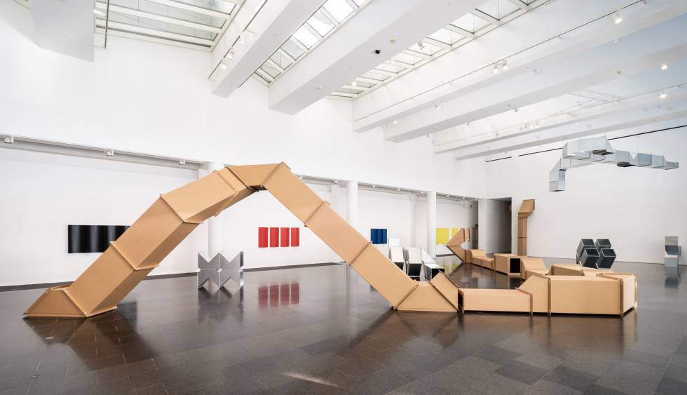 Charlotte Posenenske (Alemania. 1935-1980)Artista contestataria, siempre vio su obra como reclamo al Statu Quo del arte y como un medio de transformación social.Sus teorías sobre el arte quedaron escritas y son interesantes, entre otras cosas, allí señala el rol del público.