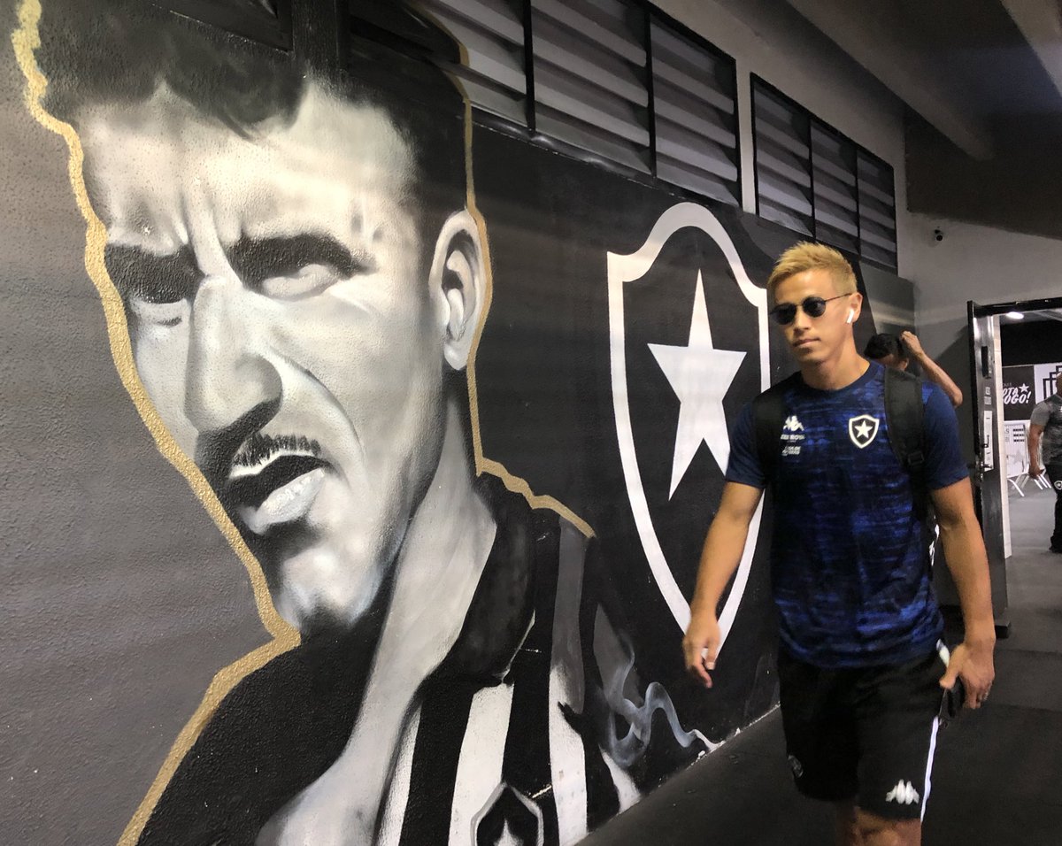 Botafogo's tweet photo. Olha o Japa aí! 🔥 

FOGÃO chega ao Nilton Santos para o duelo com o Bangu! 💪🏼 #VamosFOGO ⭐️ https://t.co/ogKZOVItFQ