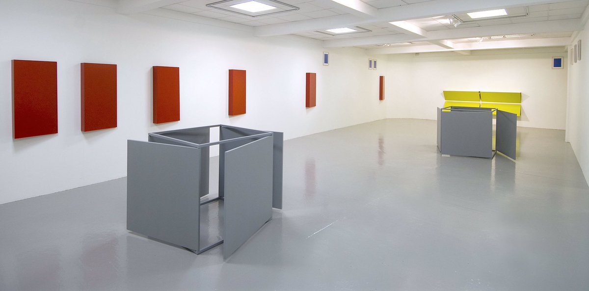 El año pasado (2019) el  @MACBA_Barcelona tuvo su obra expuesta y pudimos apreciar estas curiosas estructuras, objetos, escenas urbanas re-creadas bajo la óptica de la artista.  #SomosElMACBAEn 1968, Charlotte deja el arte por no ver cumplidas sus expectativas de cambio social.