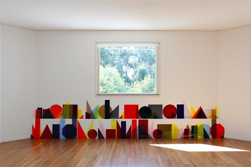 El año pasado (2019) el  @MACBA_Barcelona tuvo su obra expuesta y pudimos apreciar estas curiosas estructuras, objetos, escenas urbanas re-creadas bajo la óptica de la artista.  #SomosElMACBAEn 1968, Charlotte deja el arte por no ver cumplidas sus expectativas de cambio social.