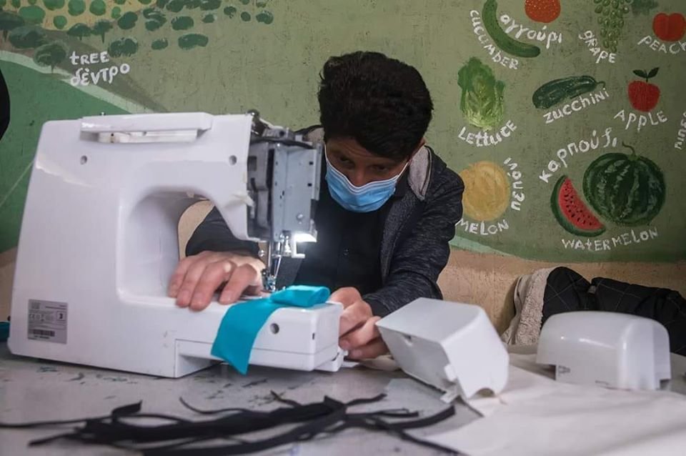 SimsonSp3's tweet photo. Lesvos, Greece 15 March 2020
Refugees, living in the Moria Camp, produce face masks against coronavirus (#COVIDー19 ) in Lesvos Island, Greece.
Photograph/text by Ayhan Mehmet
#openEUborders
#coronavirus https://t.co/jyRwBzqecI