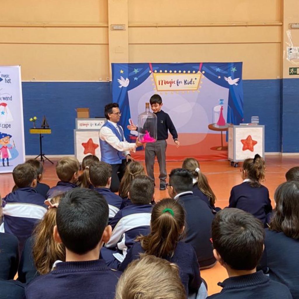 Colegio_DH's tweet image. Magic for kids!! 🎩 Aprendiendo inglés por arte de magia!! Aprovechamos para mostraros algunas de las actividades que nos quedaron en el tintero de la redes!
Os pueden servir como idea para estos días también!

#magicforkids #magiaparaniños #magiaeninglés #colegiodoroteohernández