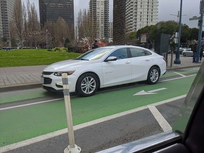 pj_brew's tweet photo. @AskLyft what's up with this driver in the protected bike lane on Embarcadero just south of Washington? This is really dangerous! cc @SFPD https://t.co/9x6Bum1wfu