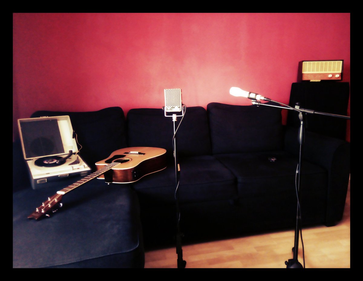 Preparando el escenario en casa para el concierto acústico para el festival online All Together Fest <a href="/DisparateSound/">Disparate Sound</a>