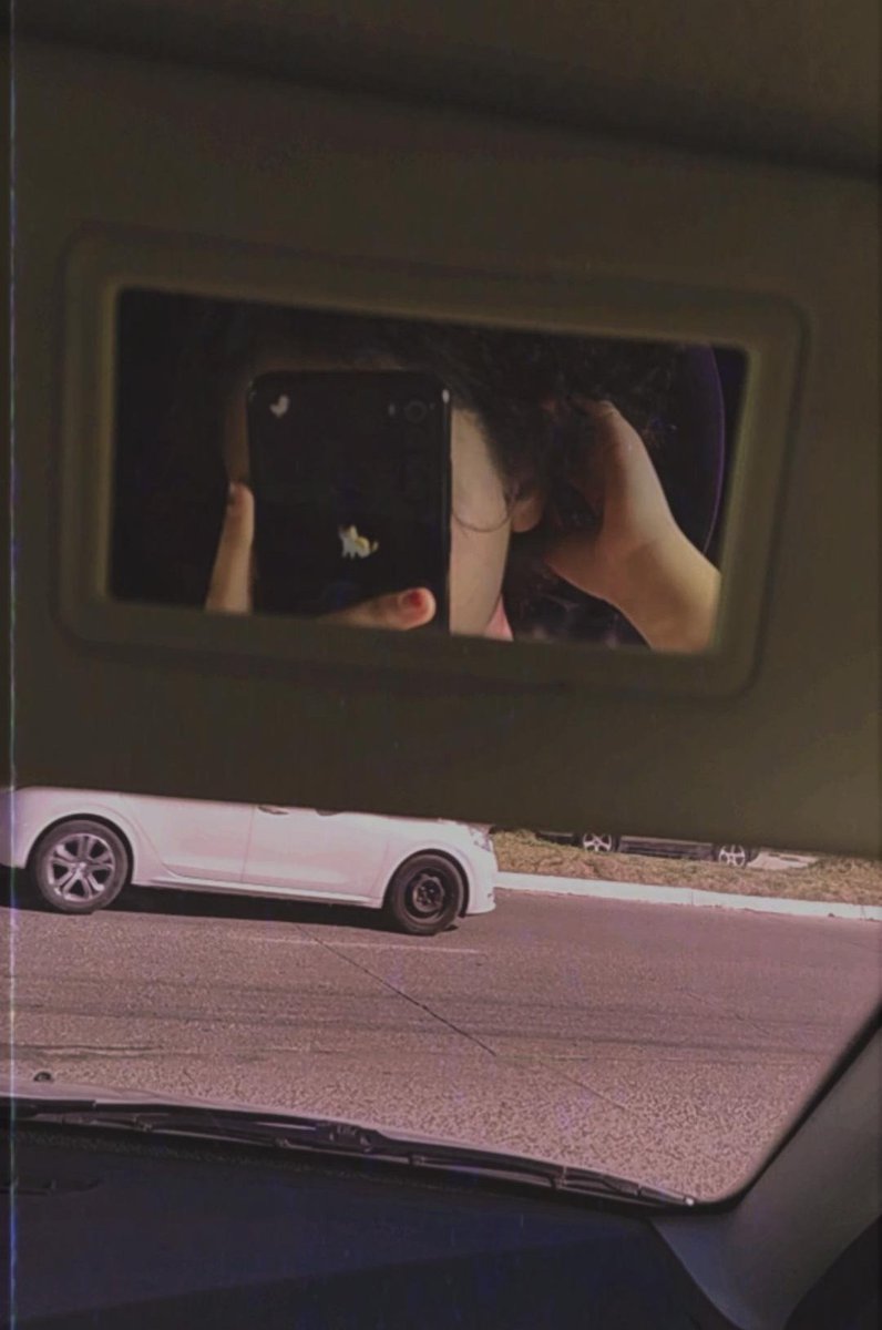 helpunky's tweet image. ba eu amo tirar foto no espelho só por poder esconder minha cara com o celular e parecer natural