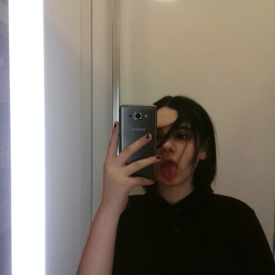 helpunky's tweet image. ba eu amo tirar foto no espelho só por poder esconder minha cara com o celular e parecer natural