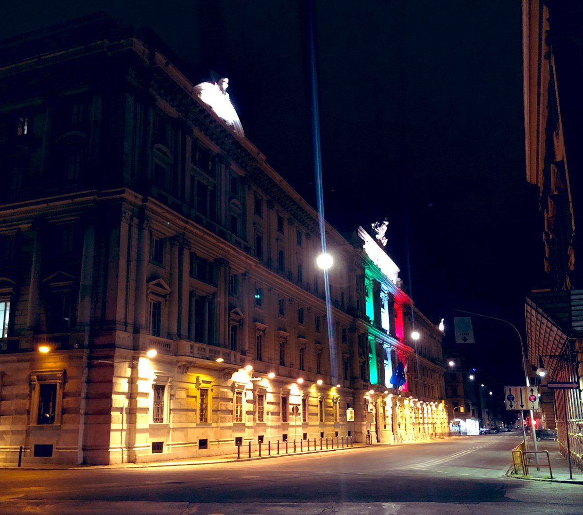 robertobasso's tweet photo. Il panorama di @Roma di domenica sera è straniante. Il tricolore acceso da @GruppoCDP e il bersagliere (questa volta al buio) di Porta Pia fanno compagnia sulla strada di casa, di ritorno (un’ora fa) dal @MEF_GOV #coronavirus https://t.co/Z5ZVH0tsd5