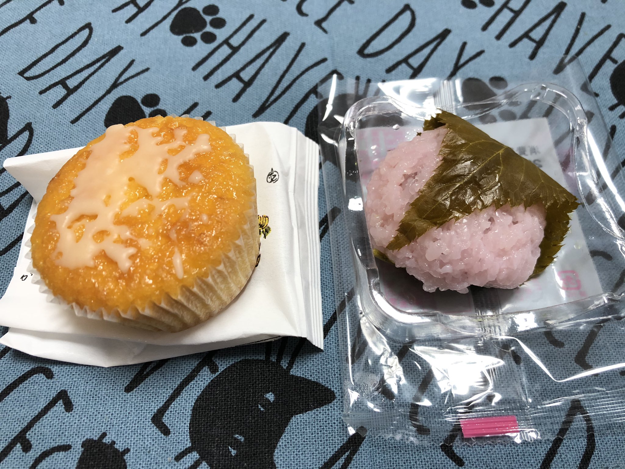 綿百 六花亭のお菓子たち 万作 レモンマドレーヌみたいな感じ すっぱさ強めの甘酸っぱいジャム入りで美味しかった さくら餅 半殺しのお餅が良い 餡子も美味しかったです T Co C0v4ihlryr Twitter