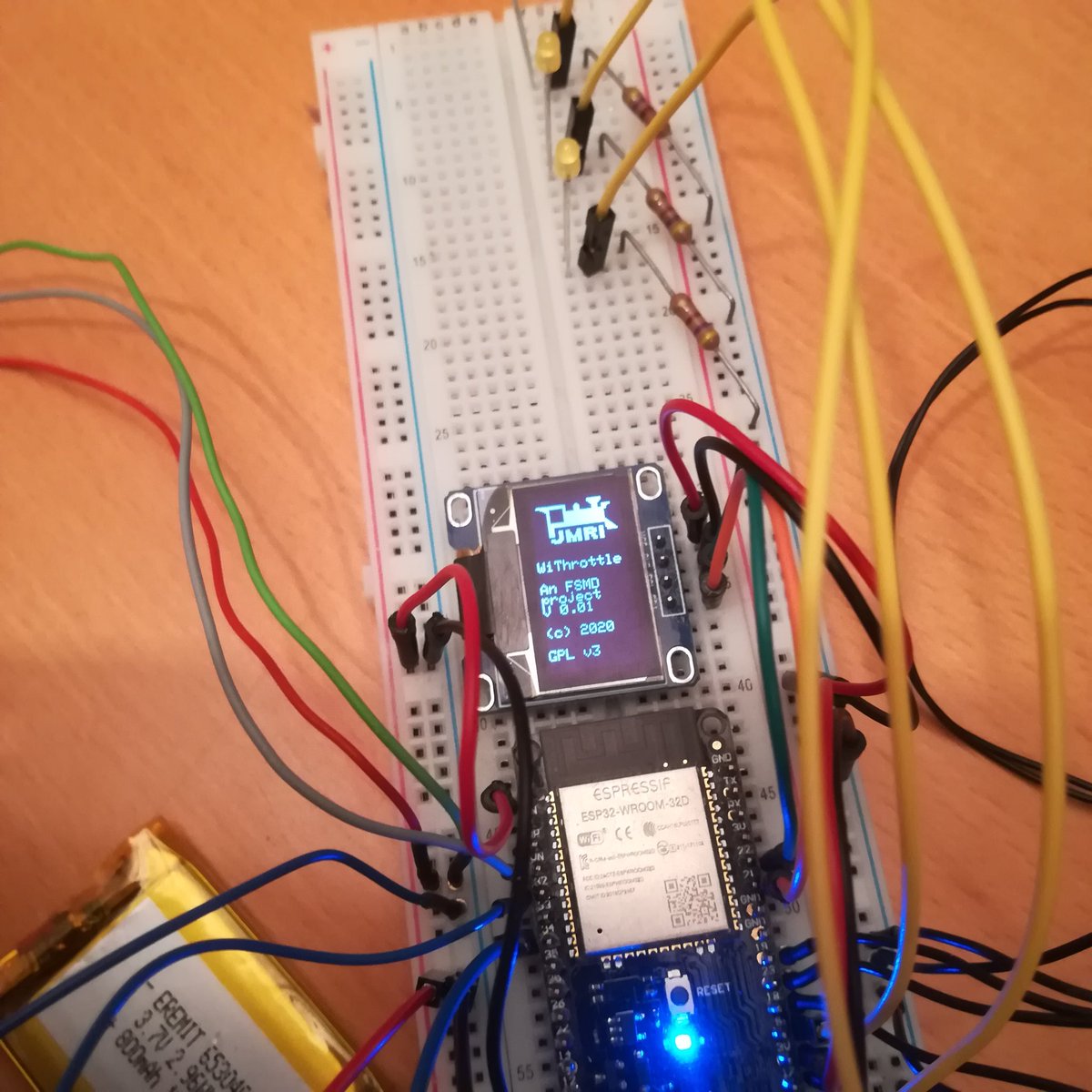andreasheckt's tweet photo. Irgendwie schon cool, wenn sich der Zug mit einem selbstgebauten Funkhandregler steuern lässt – hier im Moment noch als wild fliegender Breadboard-Aufbau. Der #Fremo Fredi liegt derweil arbeitslos im Regal. 😀 #NMRA #DCC #JMRI #WiThrottle #Esp32 #Intellibox #FSMD https://t.co/2O9PSDR7OS
