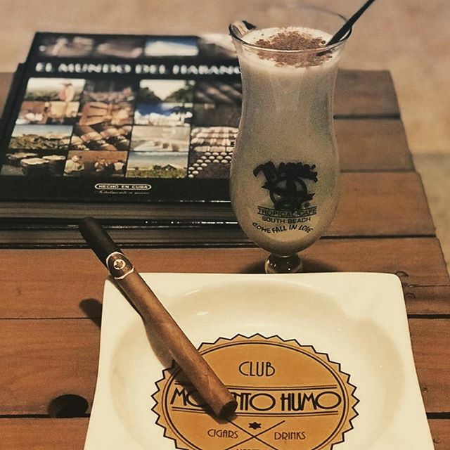 🍹 #sunday #PiñaColada and @joyacigars #cigar #cigaraficionado #clubmomentohumo #comefallinlove #momentohumo#cuarentena#covid_19 #cigar#cigars 📸 @isa_hilo ift.tt/2wY9mqa