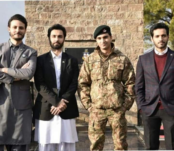DanishSheikh999's tweet photo. #EhdEWafa
Surely a better Drama than that brainless Mere Paas tum hu....!
Let us all thank #ISPRProductions for reminding the nation about some Ethics and Integrity! https://t.co/L7asnnUN4y