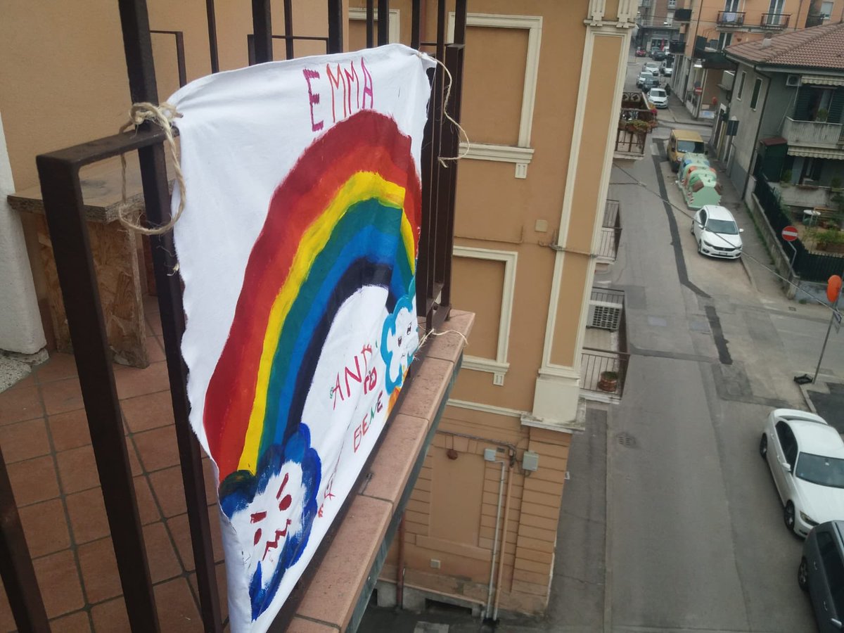 BenedicteFLT's tweet photo. @Qofficiel superbe initiative des petits italiens pour se donner du courage: dessins d’arc en ciel accrochés aux balcons. Parlez en svp pour les petits français. Je suis à Vérone. Pas d’ecole depuis le 4 mars et confinement maximum avec police qui tourne et amendes... https://t.co/bNVEds9TrY