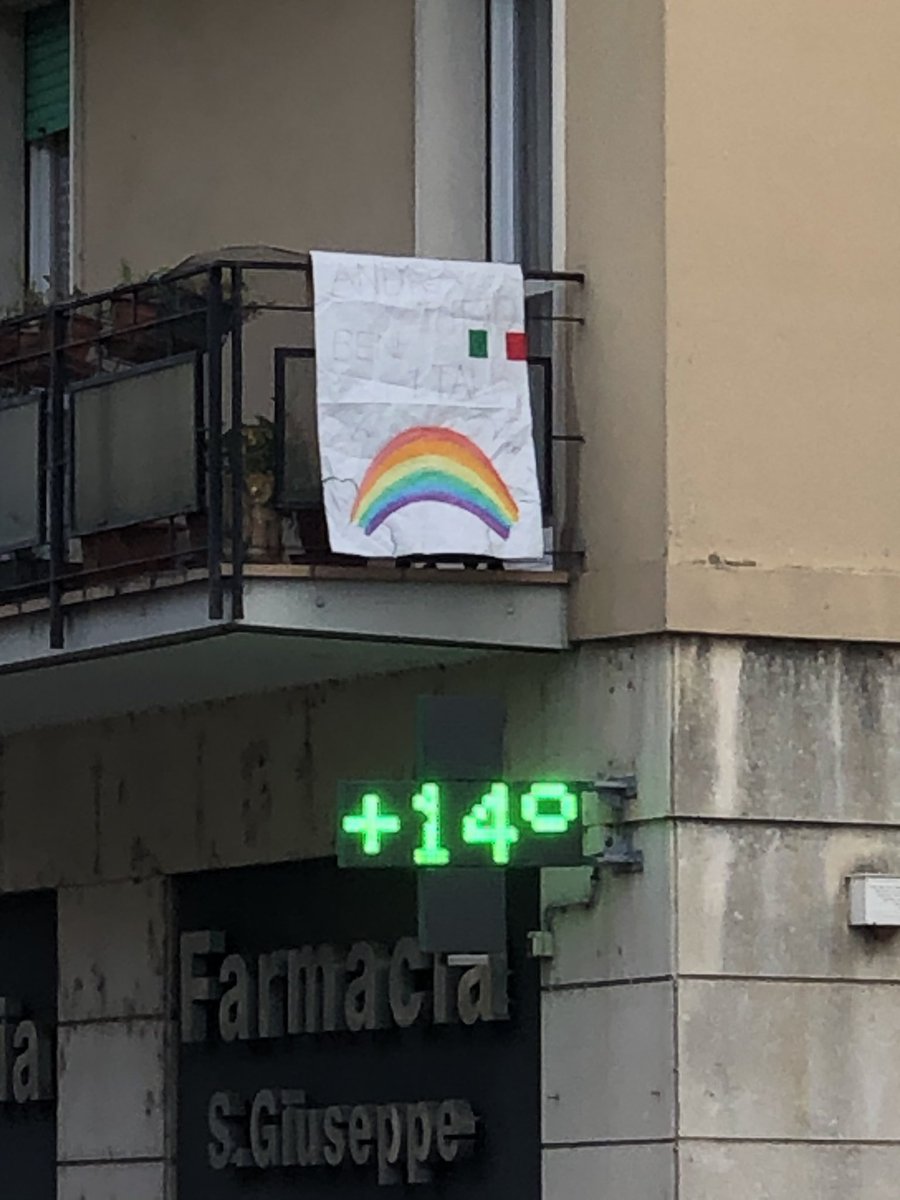 BenedicteFLT's tweet photo. @Qofficiel superbe initiative des petits italiens pour se donner du courage: dessins d’arc en ciel accrochés aux balcons. Parlez en svp pour les petits français. Je suis à Vérone. Pas d’ecole depuis le 4 mars et confinement maximum avec police qui tourne et amendes... https://t.co/bNVEds9TrY