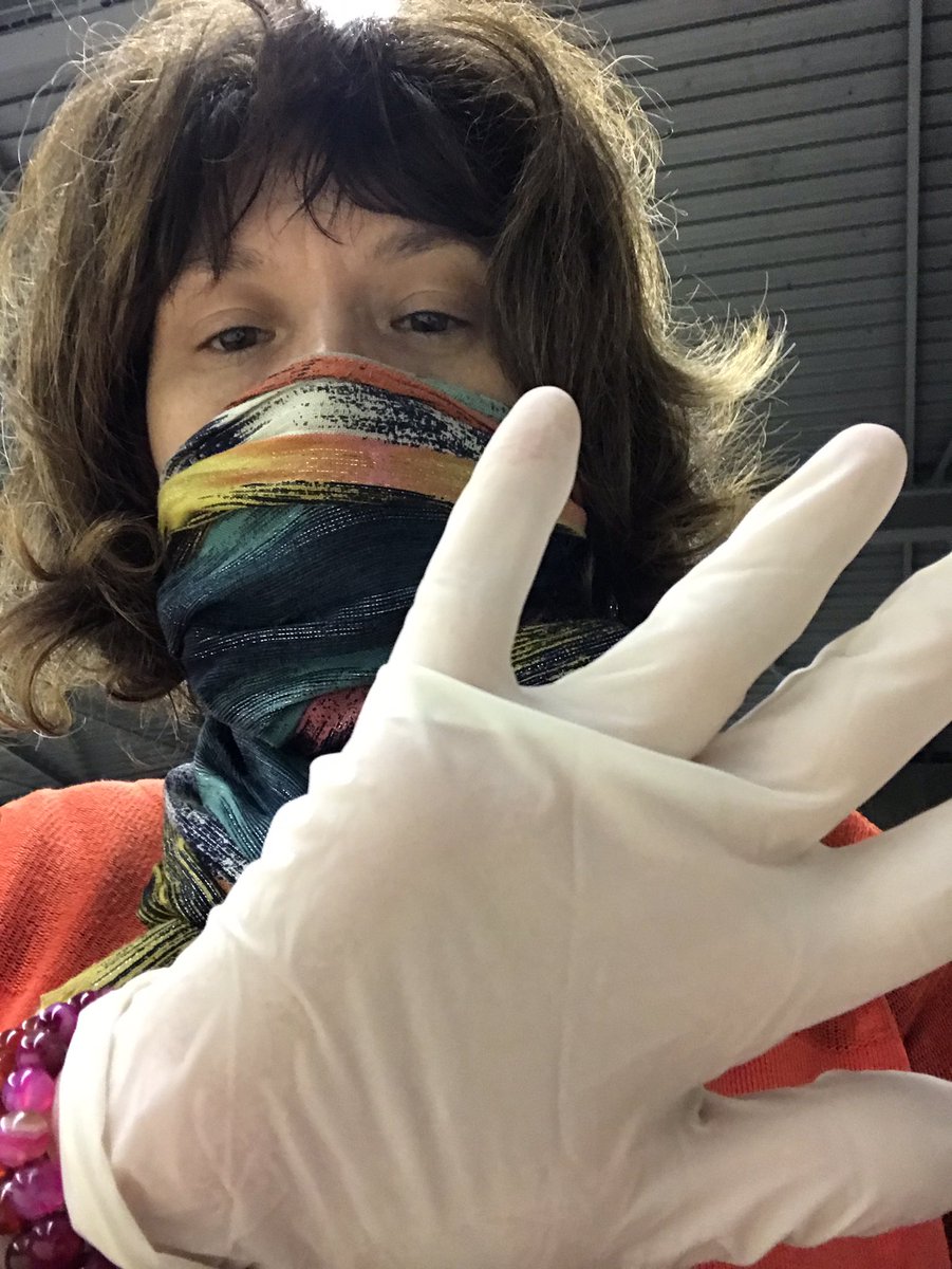 topipat's tweet photo. @JeanYvesLeClerc Tenue de combattante : écharpe +HÉ ravintsara + gants 💪 https://t.co/obzRLS49gg