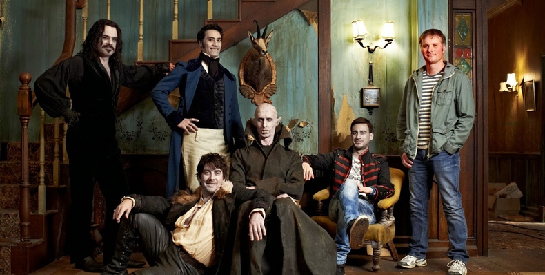 Tvecinofavorito's tweet photo. #elcinequehevistoen2020 71. "Lo que hacemos en las sombras" (2014) Dir.: Taika Waititi &amp; Jemaine Clement Nota: 6'5/10

En Clave de quiz: #ComediadeTerror #Vampiros #NuevaZelanda #DePelisASeries #HombresLobo #Terror #FalsoDocumental #CuartaPared https://t.co/NqbfTODVOO