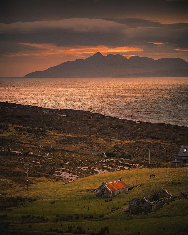 VisitScotland's tweet photo. What a view to end the week 👌 Are YOU dreaming of a trip to #Scotland this Sunday? 🙋☁️ 📍 Elgol, Isle of #Skye 📷 IG/lochgmarcp #YCW2020 #OnlyinScotland https://t.co/qggG7hh7W1