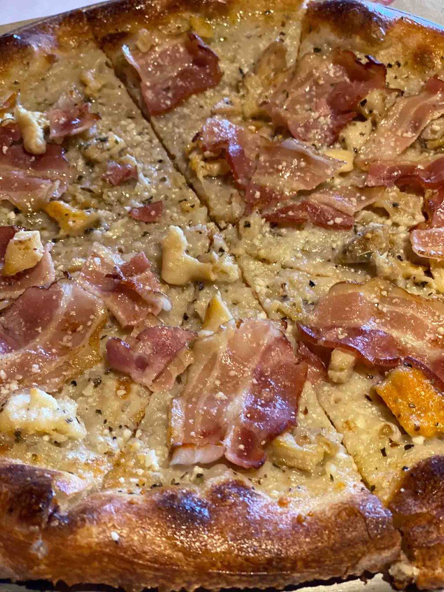 AlfornoCT's tweet photo. It's Baccckkkkkk - you've been asking for it so here it is!
.
White Clam Napolitana Pizza - Garlic, oregano, Pecorino Romano, fresh clams, and bacon
.
#clampizza #clambaconpizza #newhavenpizza #pizzanapoletana #oldsaybrook #oldsaybrookct #alfornooldsaybrook #alfornoct https://t.co/cBdxcBFper
