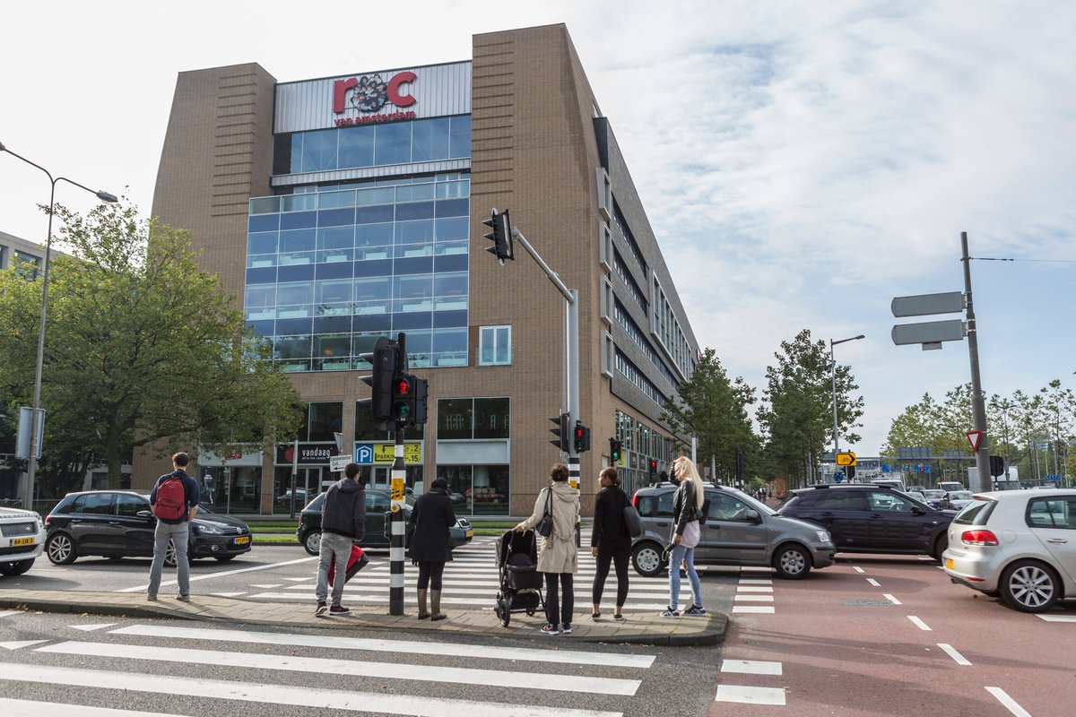 Update: Er vinden geen lessen plaats van 16 maart t/m 6 april op alle onderwijslocaties van het ROC van Amsterdam. • Dit geldt ook voor VOvA, VAVO en Educatie. bit.ly/39UeoT5