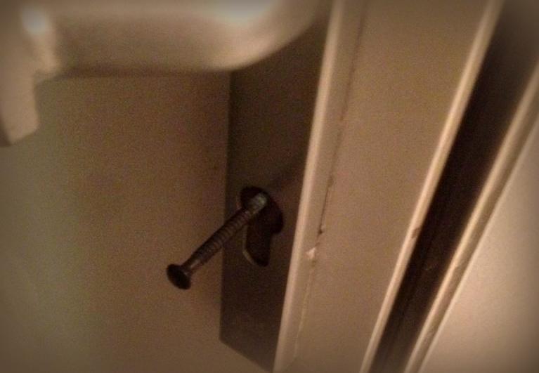 Potverdorie! Gisteravond, rond 22:50u is gepoogd in te breken op 'n adres op de Schenkerven #Assendelft. Bewoners waren thuis. De inbreker, (baardje / blauw jack) werd betrapt en vluchtte. Wie heeft wat gezien, gehoord of heeft tips? Bel!
Tip: plaats #kerntrekbeveiliging