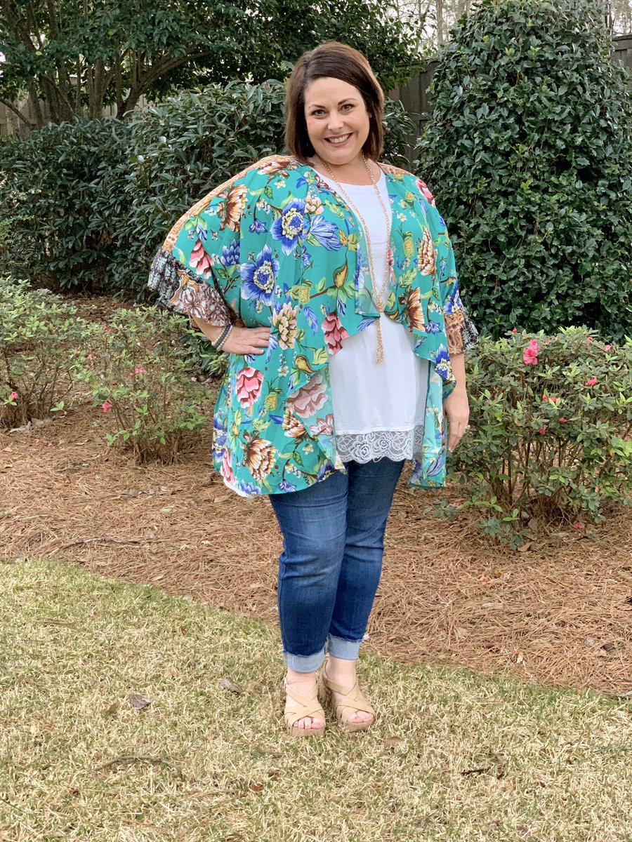 curvyrevival's tweet photo. New kimonos are now available in the store and online! https://t.co/cDg1PQ2Gbn #PlusSize https://t.co/PJlpErcWfG