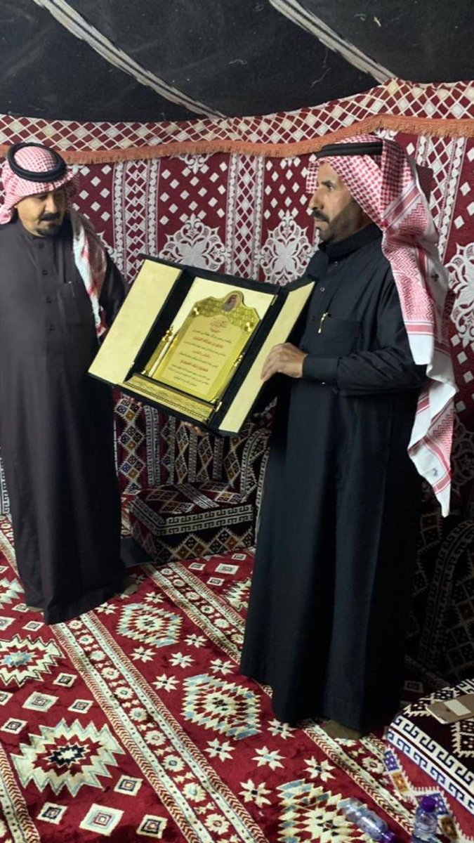 Alsnina's tweet photo. أهالي عقله بن جبرين يكرمون الاخ : سعدون بن خلف السويدي مدير الخدمات ببلدية محافظه موقق نظيراً لجهوده المستمرة 🌷 https://t.co/B78GoLrx4R