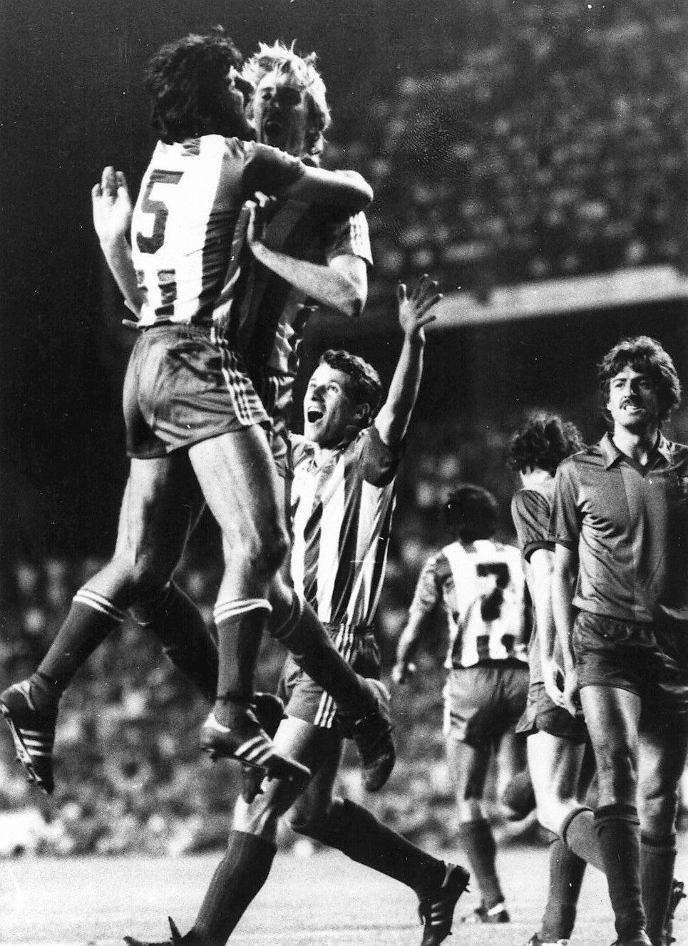 FOTOS HISTORICAS O CHULAS DE FUTBOL - Página 14 ETLHli7WAA4oPgP?format=jpg&name=large