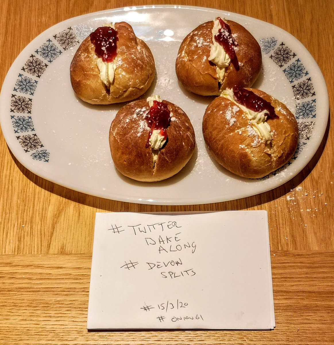 Onion611's tweet photo. #TwitterBakeAlong #devonsplits @Rob_C_Allen @thebakingnanna1
Not as good as some of on here but hopefully they will enjoyed at work tomorrow https://t.co/9i4LSStfDD