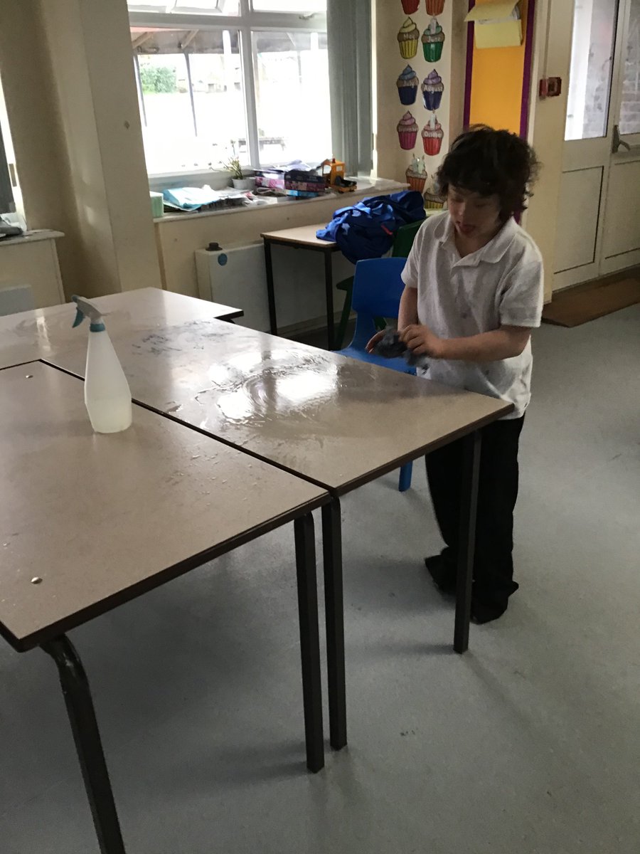 This week in pink class we have been working on our fine motor skills and exploring the story of room on the broom. We also learned about holi through sensory play activities.