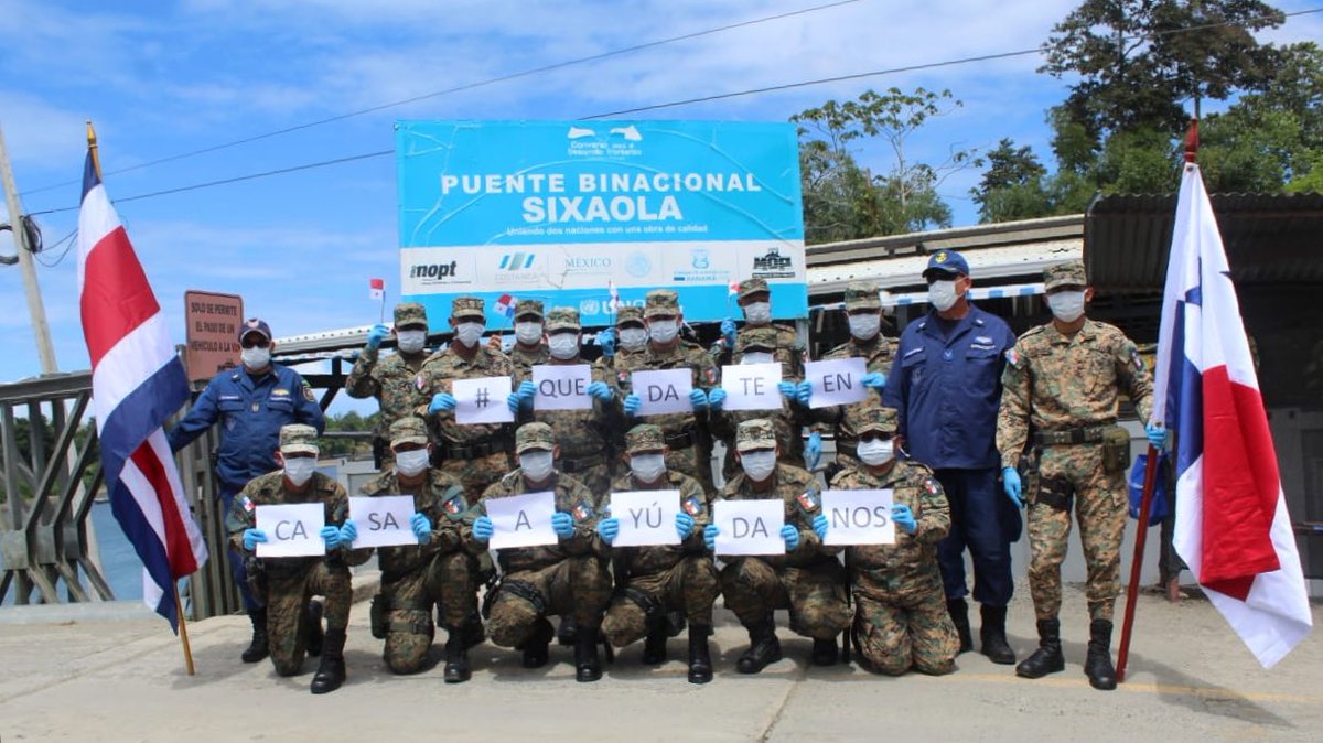 senafrontpanama's tweet photo. Desde el Puente de Sixaola, en la frontera con Costa Rica, las unidades del Batallón Guabito y nuestros hermanos de @seguridadcrc nos unimos a la campaña #QuedateEnCasa #Ayúdanos. Creemos conciencia ante la situación que afrontamos con el #COVID19.

#UnidosLoHacemos https://t.co/AfwQKwi4Rm