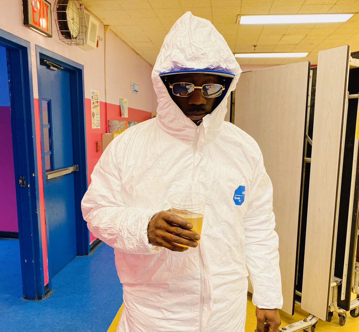 32BJSEIU's tweet image. Thank you to all @32BJSEIU schools cleaners doing the hard work of keeping our schools safe, healthy and operational. Here pictured are Jamar Lewis, Ethan Macías, James Lee and Phillip David, disinfecting PS132 after a confirmed case of #COVID19. ✊🏼 Thank a janitor today!