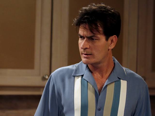 Charlie sheen two and a half men. чарли харпер два с половиной человека. не меньше двух с половиной. чарли шин 2 с половиной человека. два с половиной человека серия про ведьму.