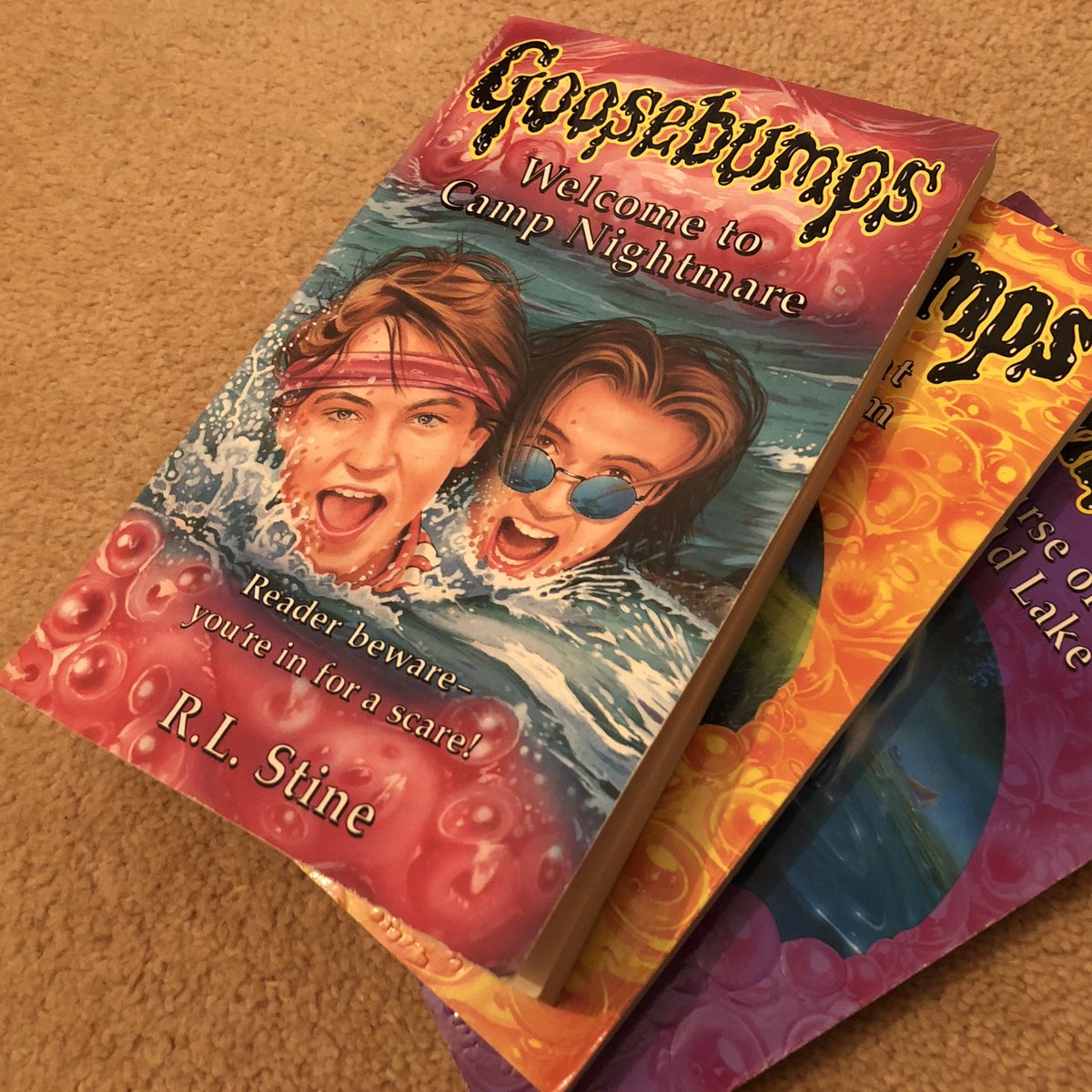 OneWeekRewind's tweet image. Beware...you’re in for a scare...on this week’s @OneWeekRewind episode: Goosebumps - Welcome to Camp Nightmare! Find us on Apple podcasts, Spotify, Google Podcasts or wherever you normally dl your pods. 🧟‍♀️🧟‍♂️👻👻👽👽📚