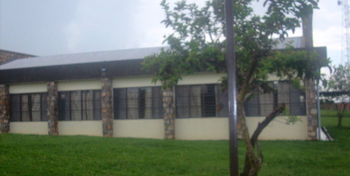   #Coronavirus: les voyageurs en provenance du  #Rwanda ayant passé la journée à Kanyaru Haut en attendant d'entrer au  #Burundi, ont finalement été acheminés vers l'Ecole paramédicale de  #Ngozi, pour une mise en quarantaine. Les élèves de cet établissement transférés à  @Gitega