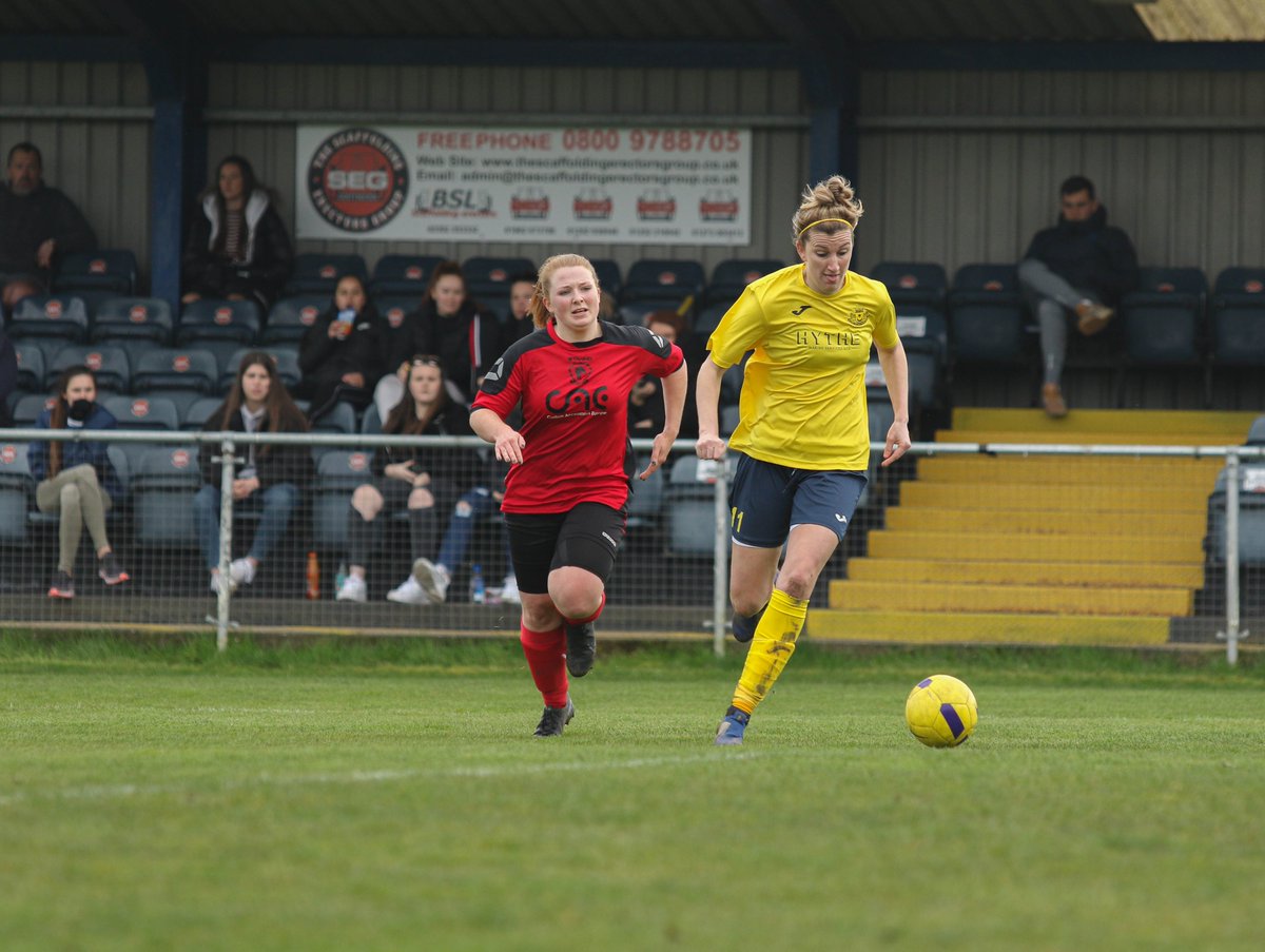 When most games were off today @MoneysFCLadies welcomed @NewburyLFC 
.
.
#behindthelens #sundayfunday #covidー19uk #sportsphotography #Womensfootball @NicMatthews_ @Kimbles1109 💛💙⚽️

📸 flickr.com/photos/bookerp…  (Please credit of use any photos)