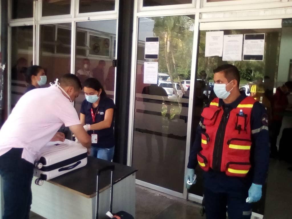 baer_ve's tweet photo. #ReporteBAER | #EnAlerta ¡MECANISMOS DE RESGUARDO! ✈️ Continúa control sanitario en el Aeropuerto Francisco García de Hevia en La Fría, edo. Táchira, desde @BAERVenezuela acatamos las recomendaciones de la OMS @WHO
#EscudoBolivarianoIII2020 #LaPrevencionEsLaClave https://t.co/PeT49Hc80Z