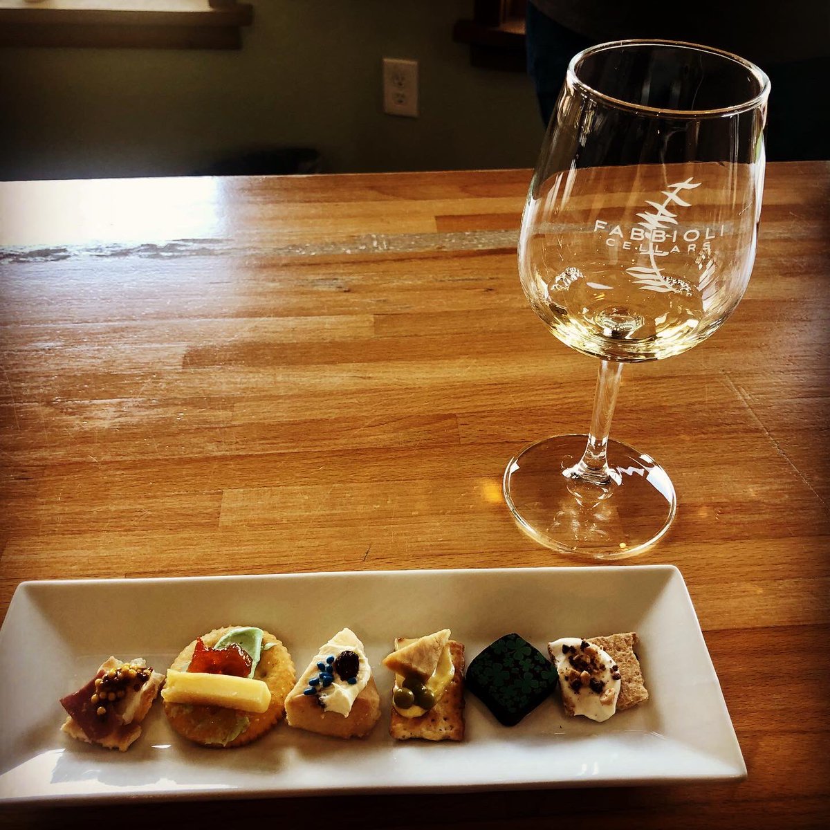 Great @fabbioliwines tasting options this weekend! Enjoyed the March tasting w/ food pairings plus the bonus potato chip tasting! Glad the weather cooperated so we could hang out by one of the fire pits with a bottle. #fabbiolicellars #drinkloco #loudounlibations