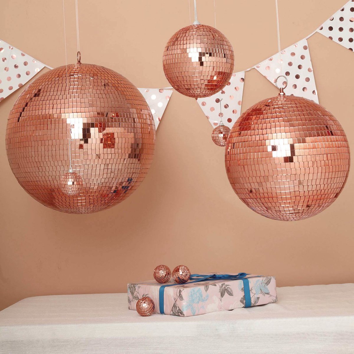 TableclothsF's tweet photo. 🔥 New Product Showcase! 🔥Covered impeccably with tons of shiny reflecting glass mirror pieces, our Groovy Glass Mirror Disco Ball will transform any space into a groovy dance floor! #tableclothsfactory #ShopNow
➡️ Check Them Out Here! - https://t.co/CjA6aaesMu https://t.co/kuF2sGH2xv