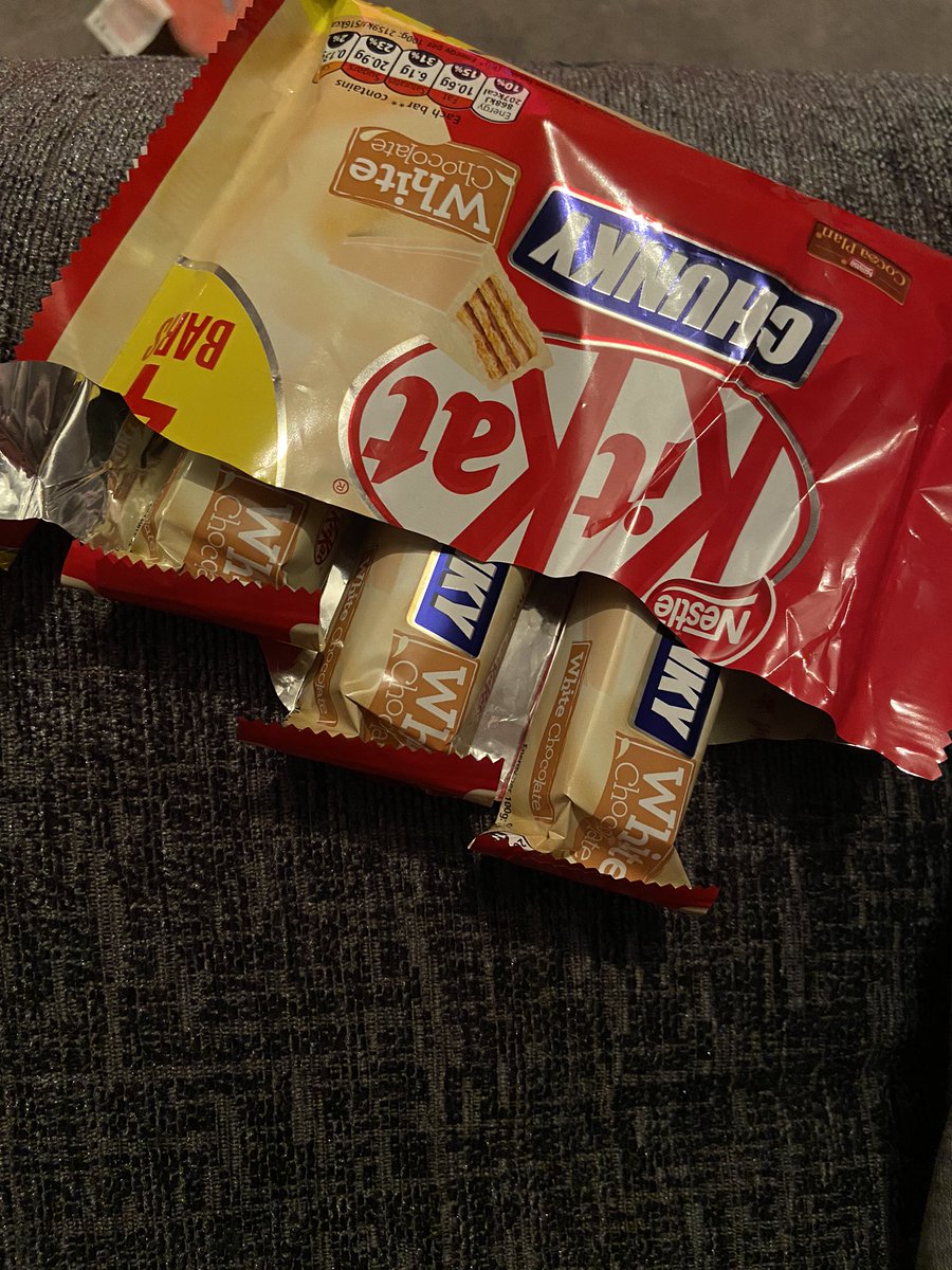 staceyevans3's tweet photo. @Nestle brought a 4 pack of white kit Kat chunkys today just opened them and there’s only 3 inside!! https://t.co/fEj3TAGkIh