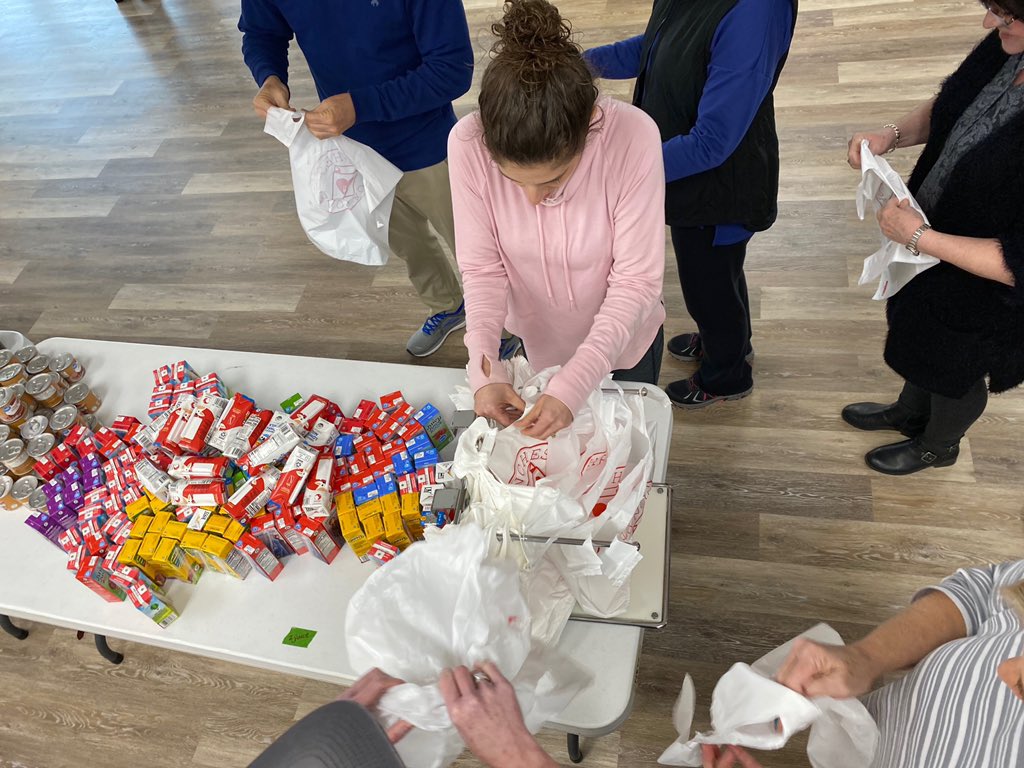 richburg_bonnie's tweet photo. These @MMISWarriors & FBCM church members showed up and packed 152 Lunches of Love bags in about 30 minutes 👊🏻 thank you Mrs. Saxon, Ms. Mays @MMIS4thgrade @kmiller0614 @jendahillis @AmandaBoboQuick @jennifersticker & Caroline @3Cantrells #WarriorWIT https://t.co/c6TMc7wKkE