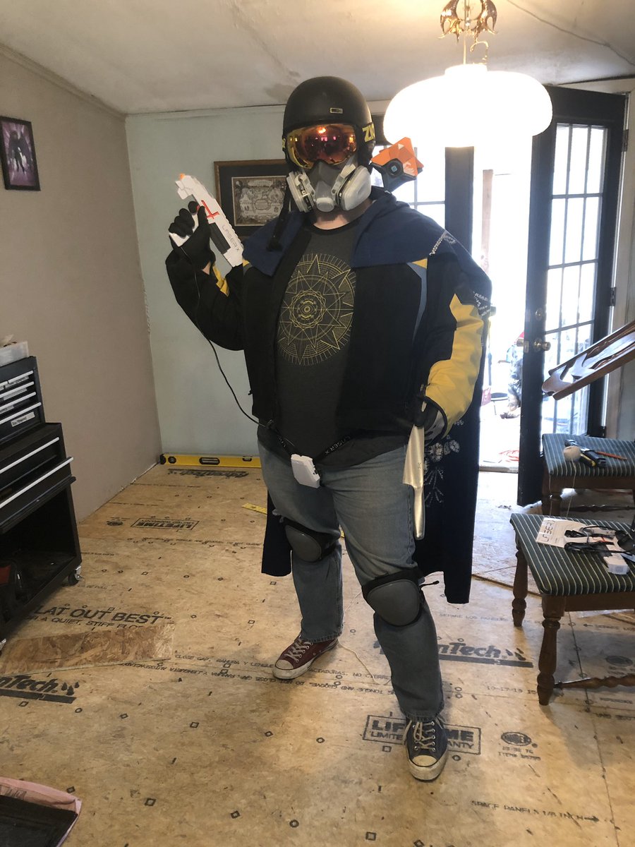 TechDocD's tweet photo. Got my Hunter cosplay ready for Trials. @TeamResolute @Bungie @A_dmg04 @Cozmo23 @DeeJ_BNG #WarlocksRule #TitansDrool #HuntersArePoo https://t.co/xHCk8coXoD