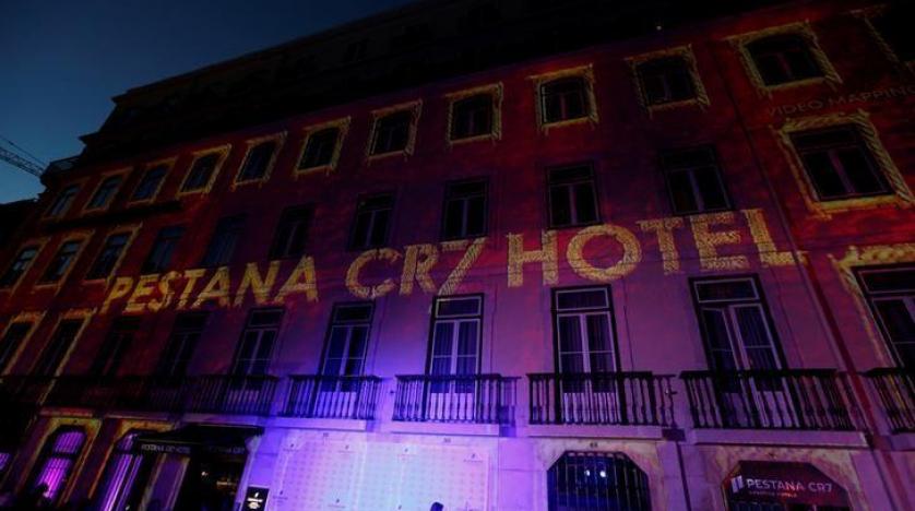 قرر نجم كرة القدم كريستيانو #رونالدو تحويل سلسلة الفنادق التي يمتلكها في #البرتغال إلى مستشفيات مجانية لمكافحة تفشي #فيروس_كورونا، كما قرر أن يدفع رواتب الأطباء والعاملين بهذه المستشفيات من ماله الخاص
وذكر اللاعب أن“العالم يمر بفترة صعبة للغاية تتطلب أقصى عناية وانتباه منا جميعا”